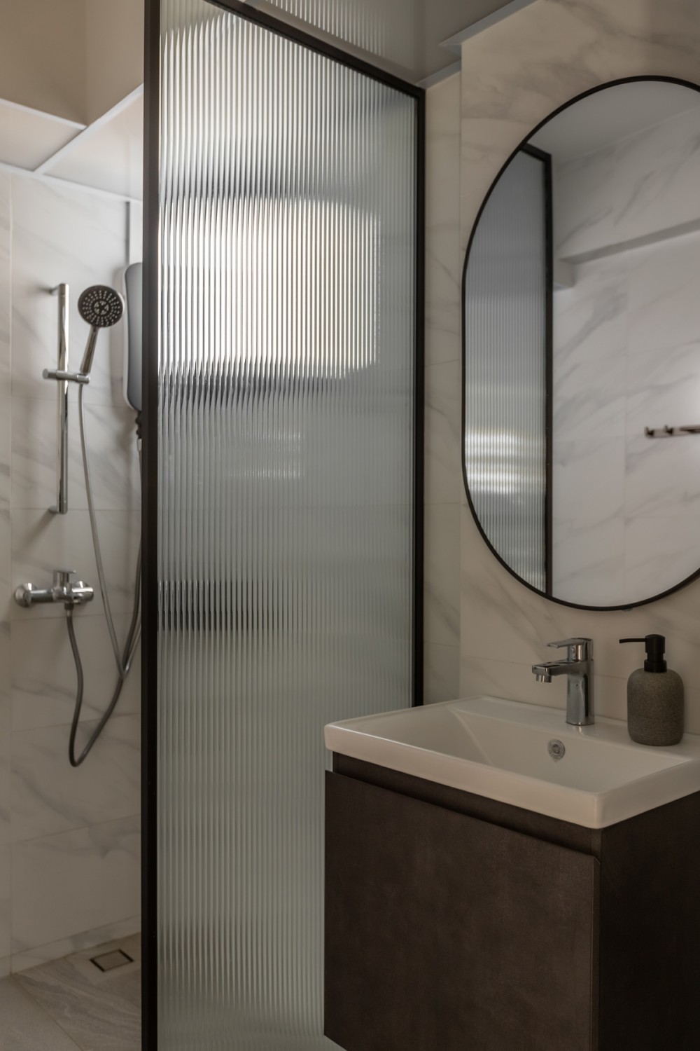 Contemporary Bathroom with Homogeneous Tiles and Mirror