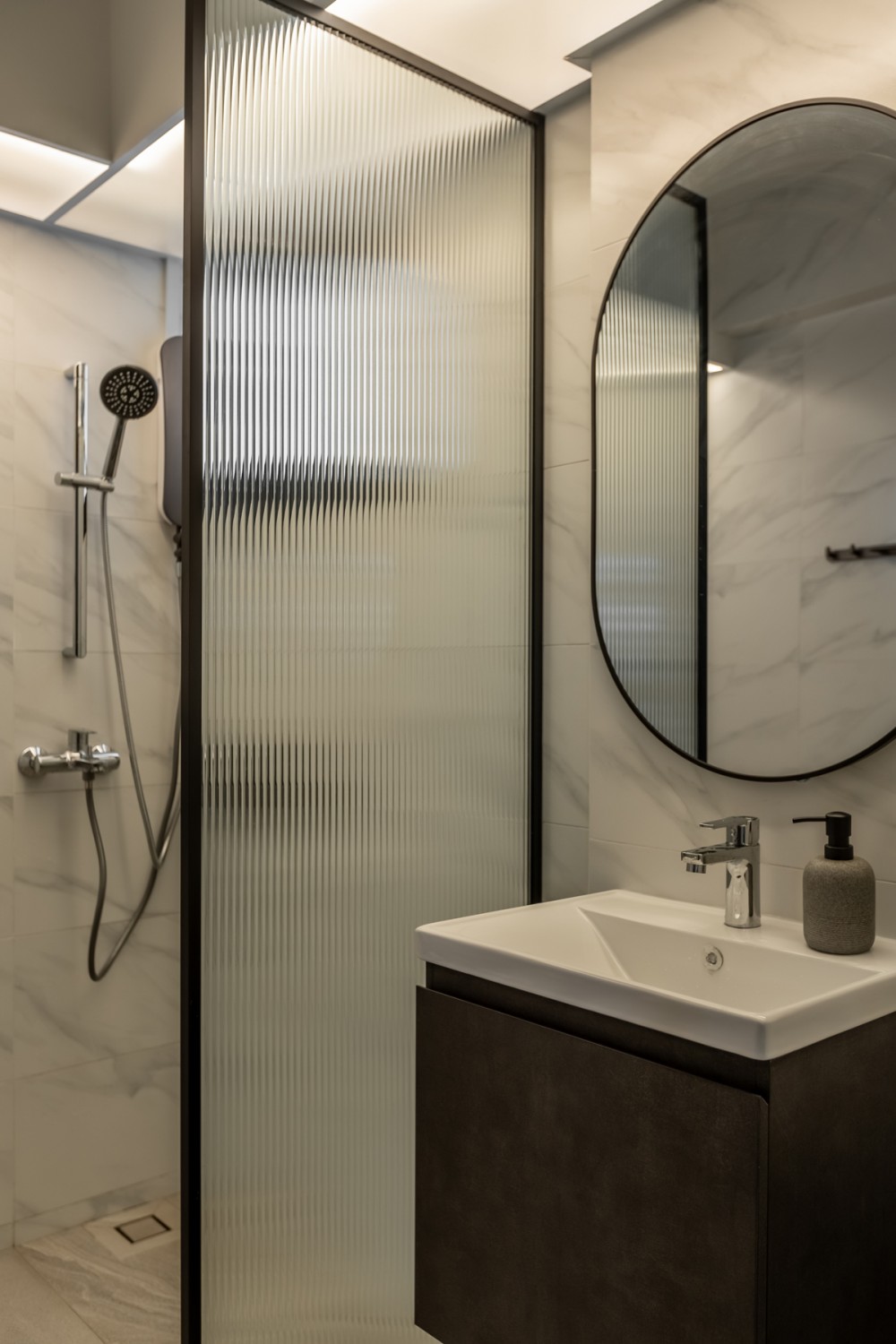 Contemporary Bathroom with Mirror and Bathroom Storage