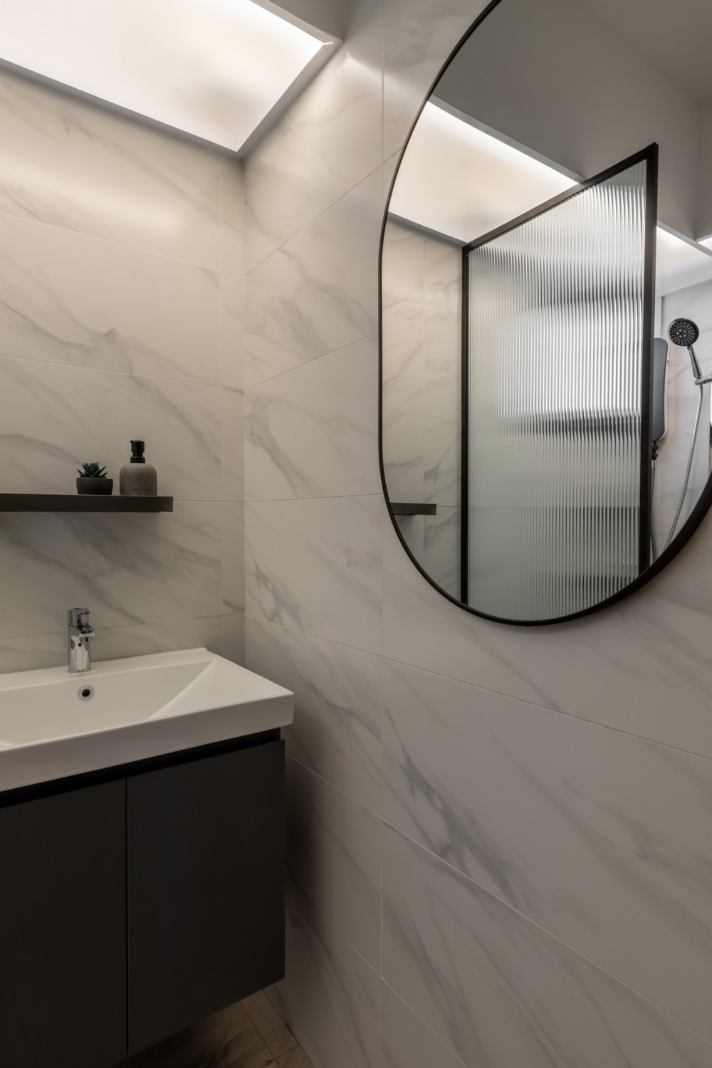 Contemporary Bathroom with Countertop and Homogeneous Tiles