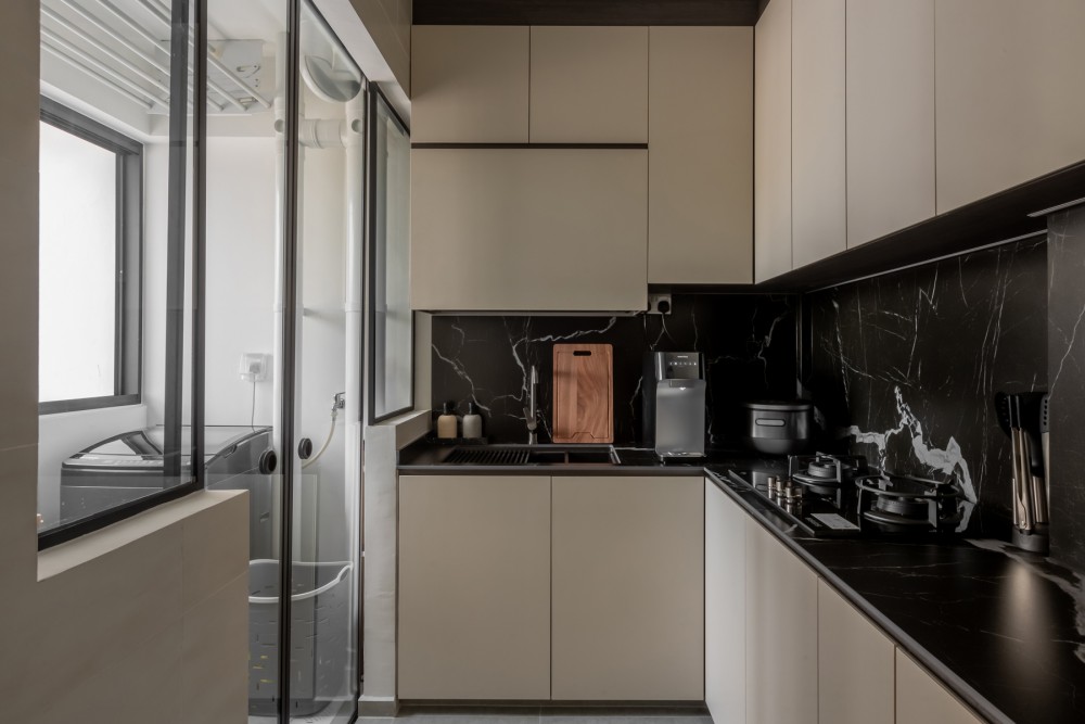 Contemporary Kitchen with Countertop and Open Kitchen