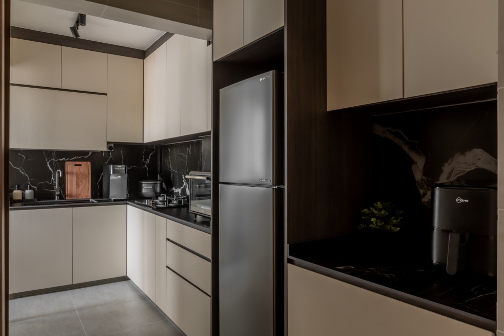 Contemporary Kitchen with Open Kitchen and Kitchen Backsplash