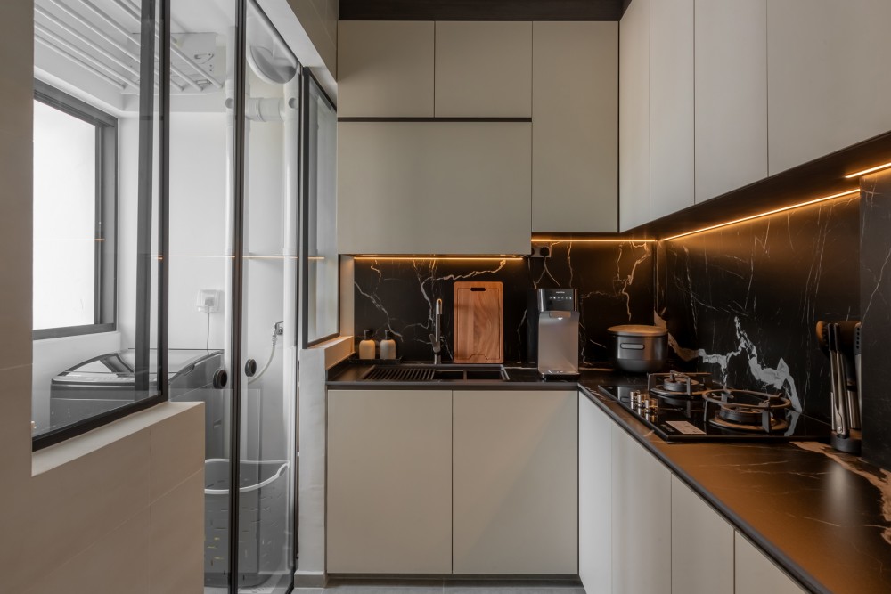 Contemporary Kitchen with Countertop and Kitchen Backsplash
