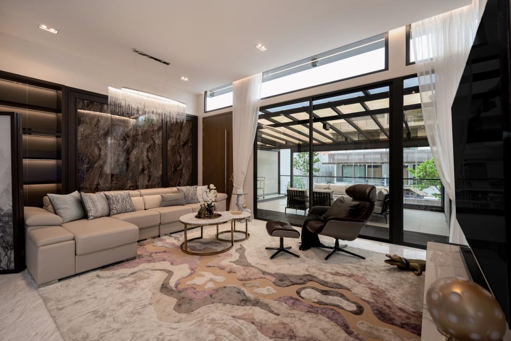 Modern Courtyard with Homogeneous Tiles and Granite Floor