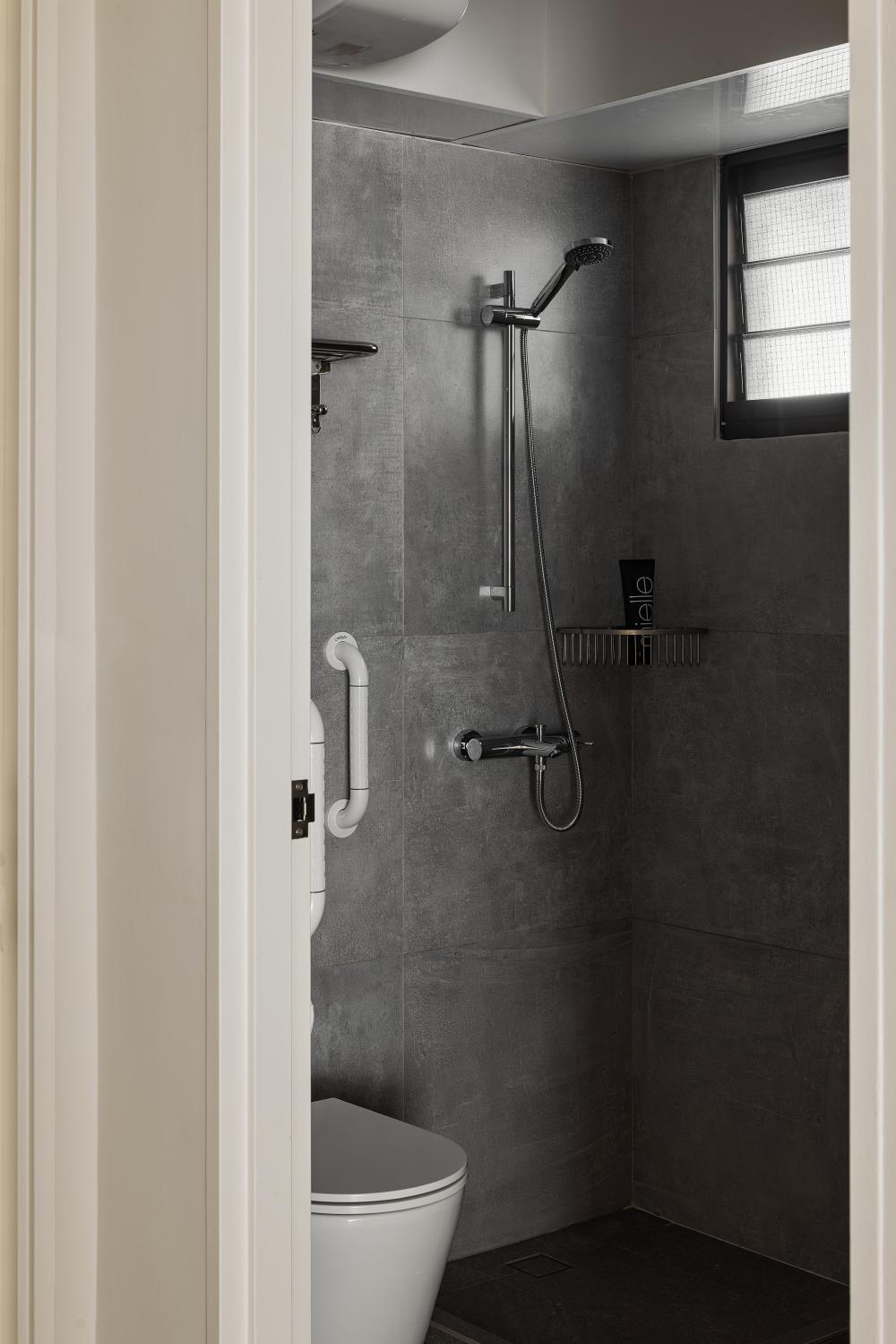 Modern Bathroom with Marble Floor and Shower Screen