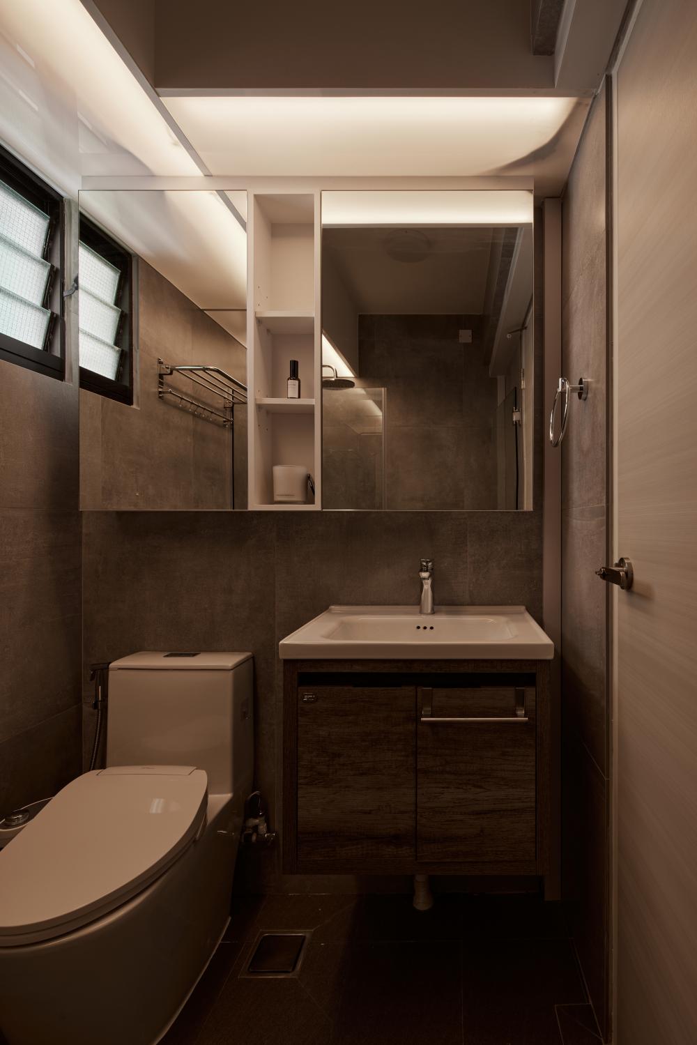 Modern Bathroom with Countertop and Shower Screen