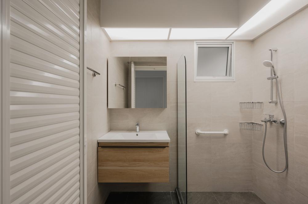 Modern Bathroom with Mirror and Bathroom Storage