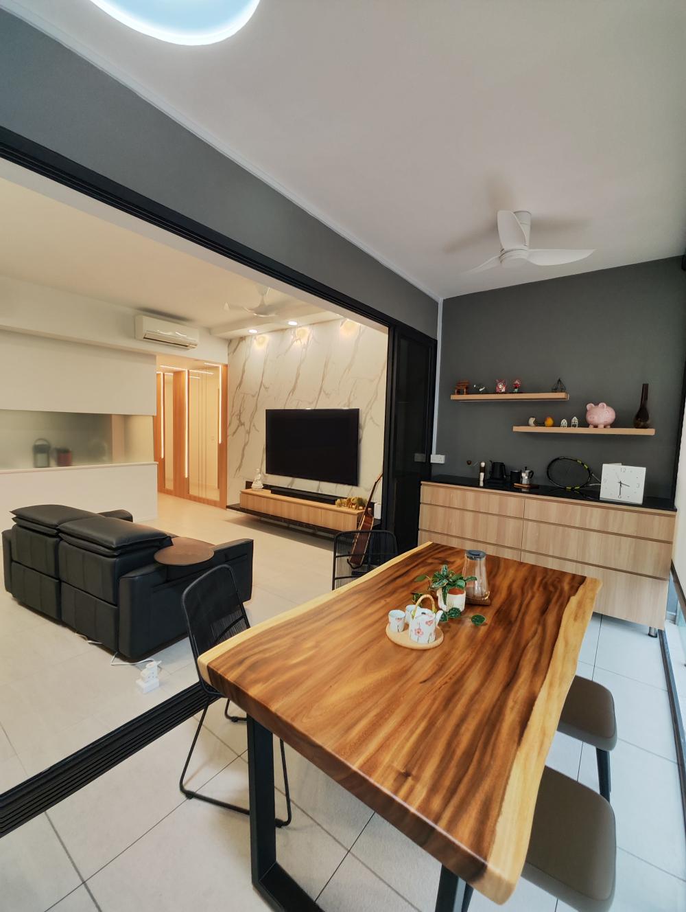 Contemporary Balcony with Homogeneous Tiles and Dining Table