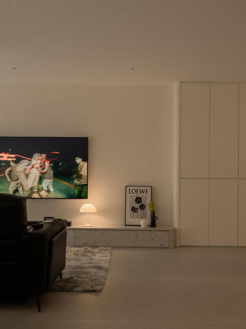 Modern Living Room with Countertop and Wood Flooring