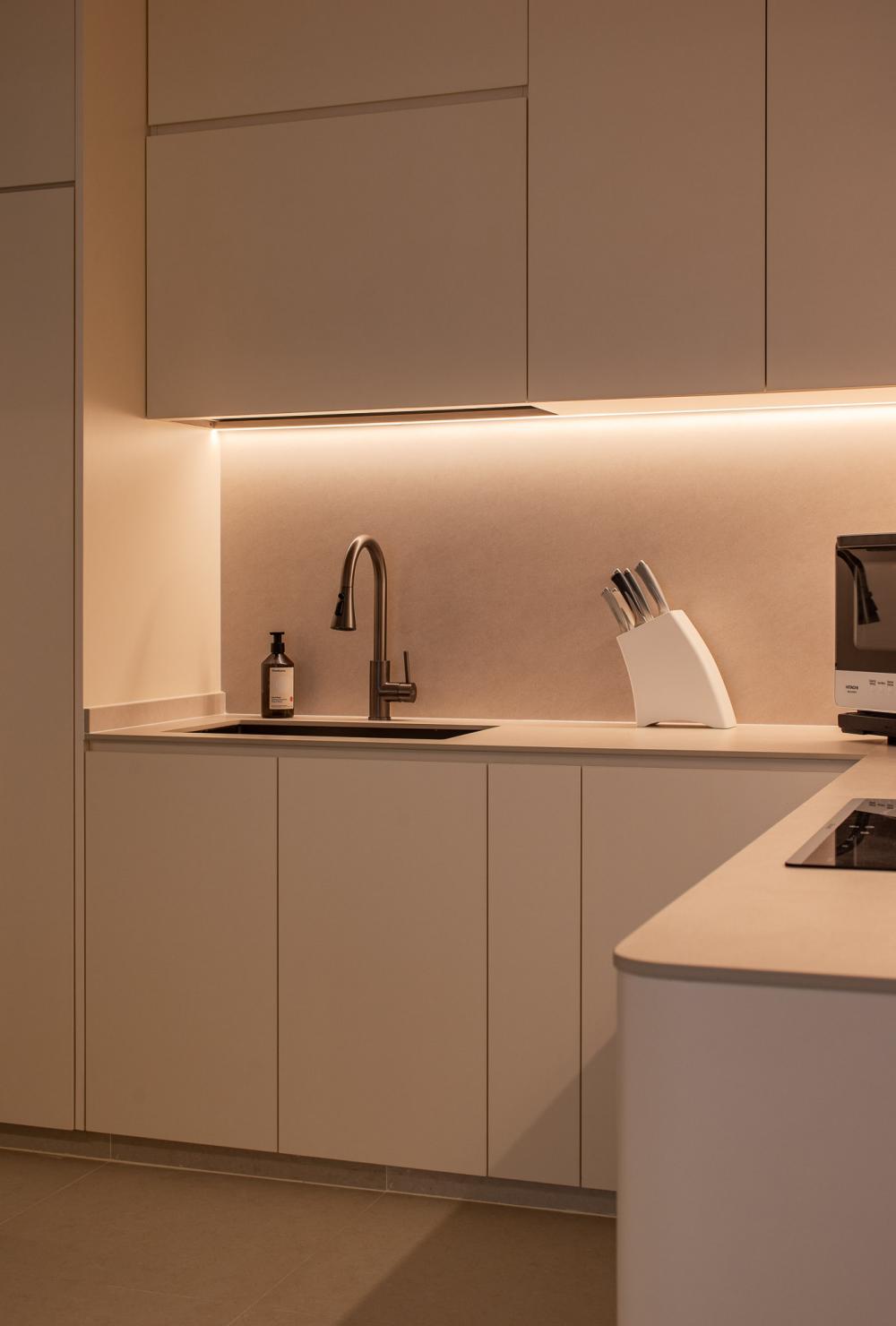 Minimalist Kitchen with Countertop and Kitchen Backsplash