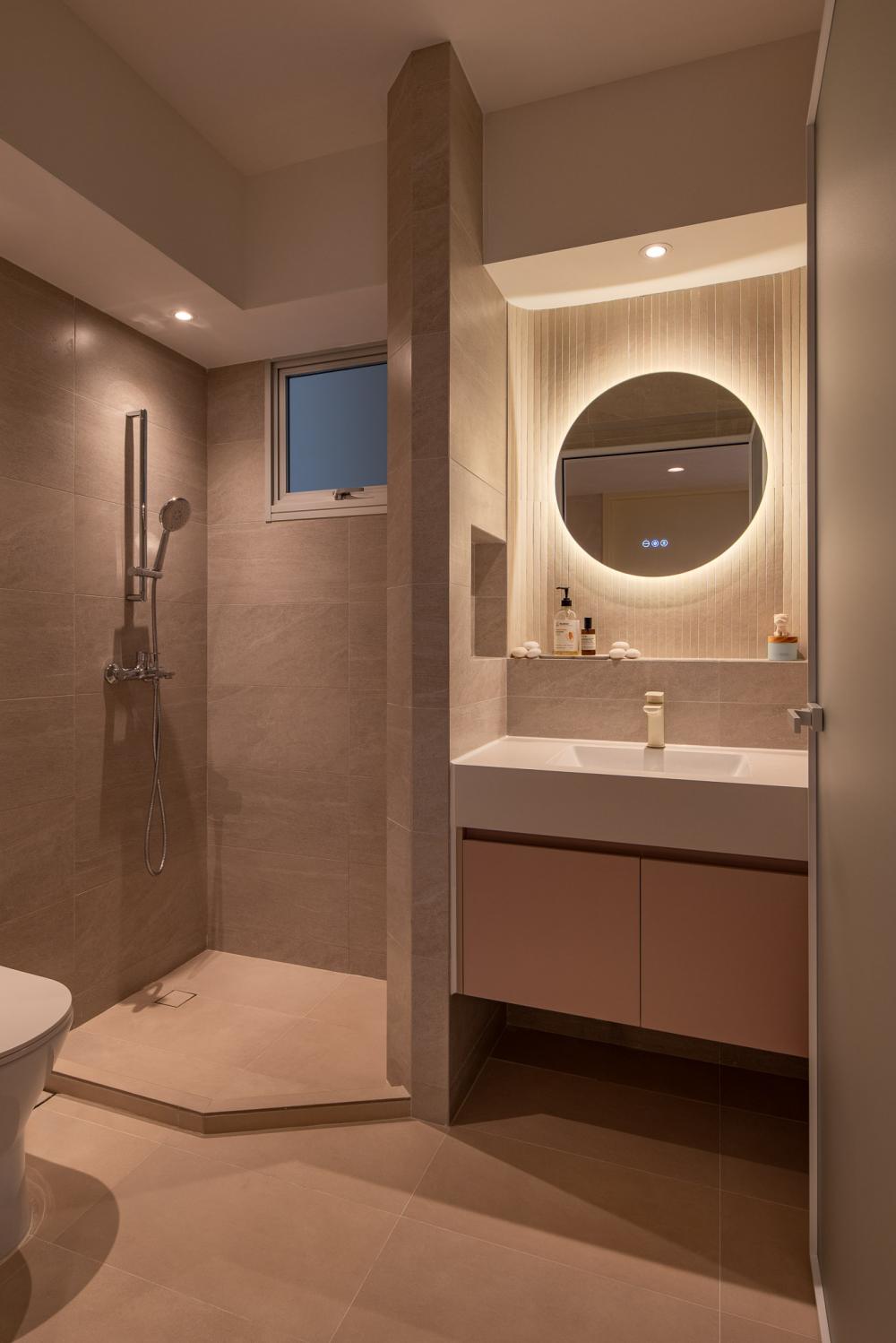 Minimalist Bathroom with Homogeneous Tiles and Mirror