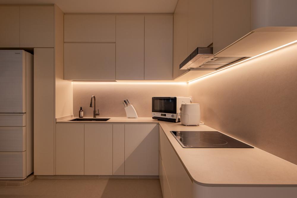 Minimalist Kitchen with Countertop and Homogeneous Tiles