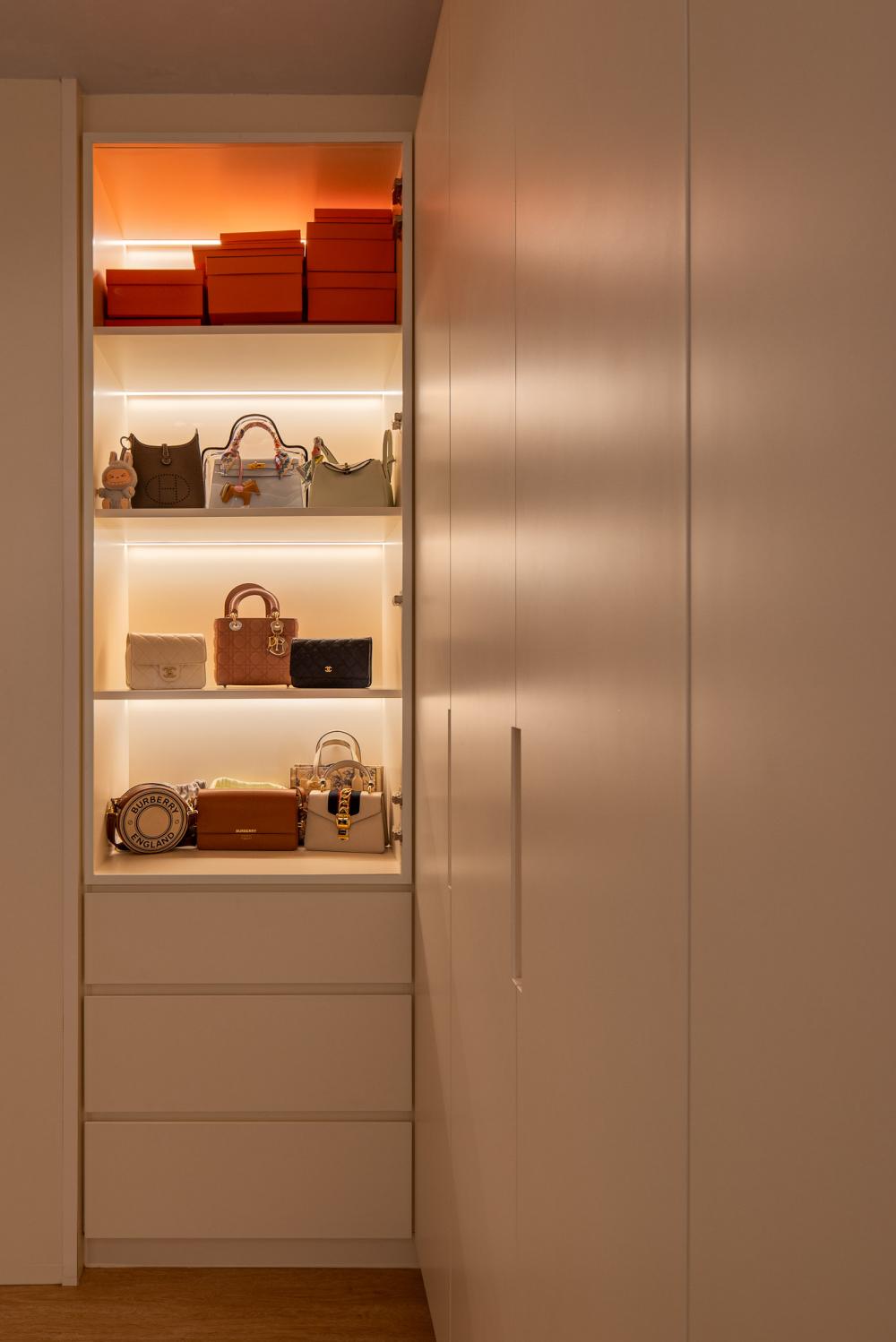 Minimalist Walk-in Wardrobe with Wardrobe and Small Storage