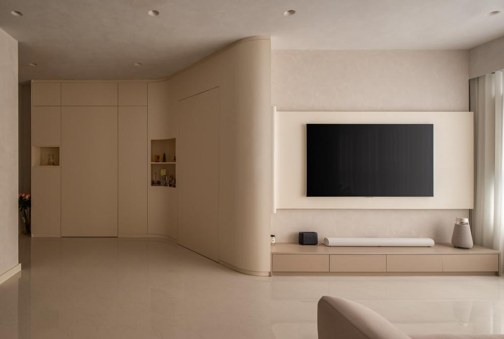 Minimalist Living Room with Homogeneous Tiles and Feature Wall