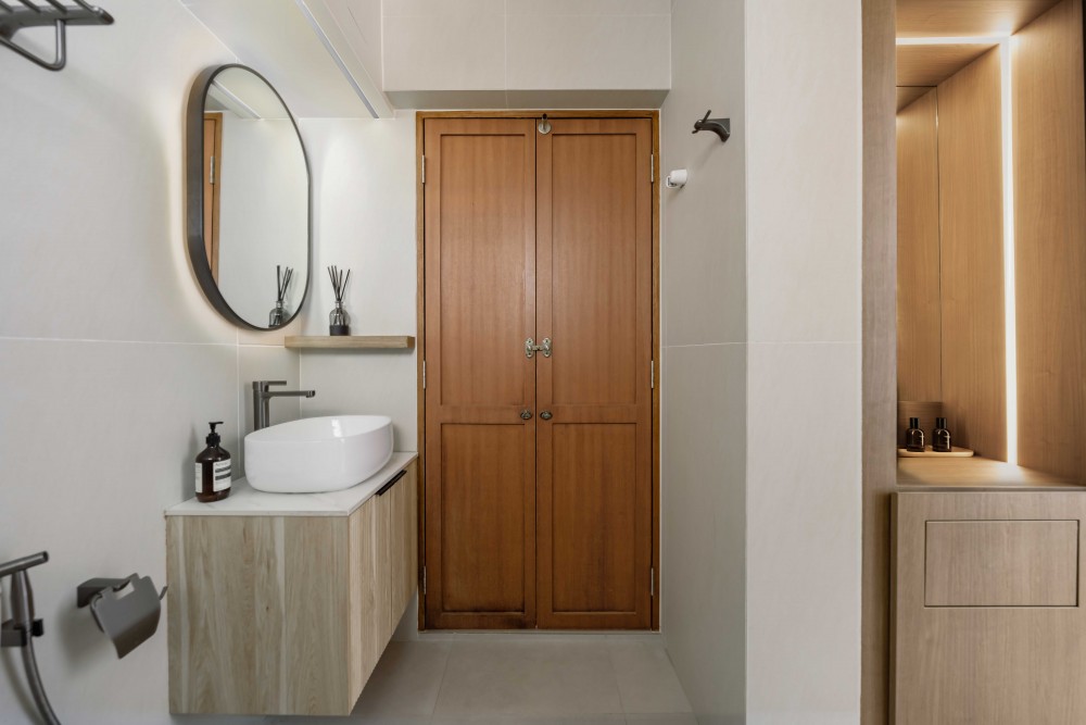 Modern Bathroom with Countertop and Mirror