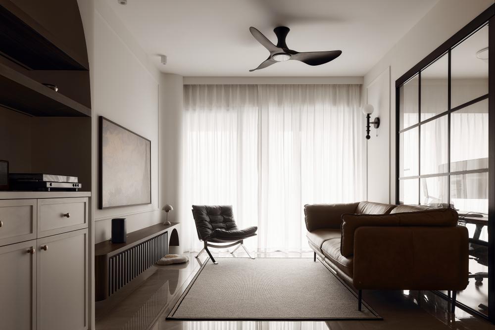 Vintage Living Room with Bookshelf and Countertop