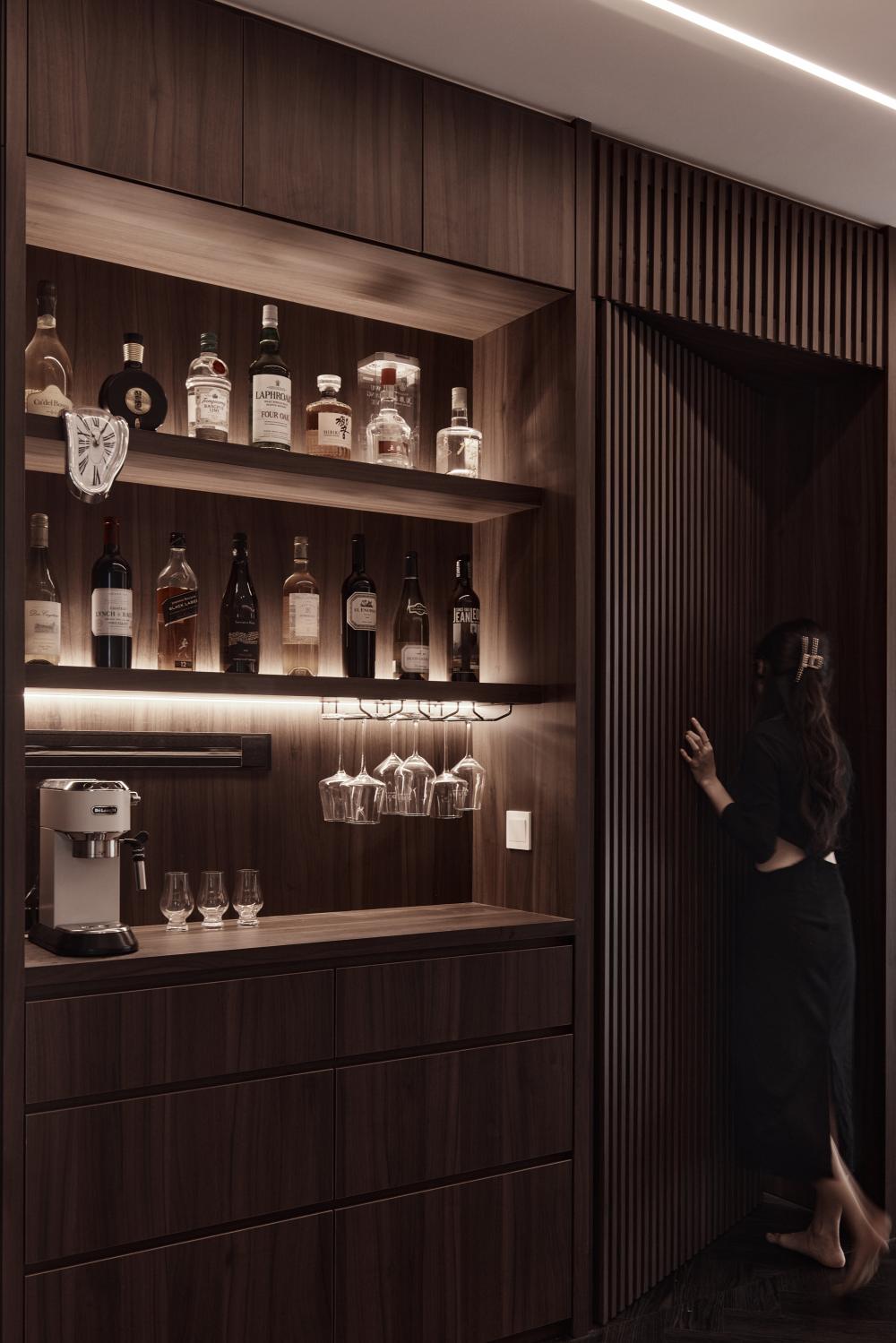 Contemporary Living Room with Bar Counter and Drinkware