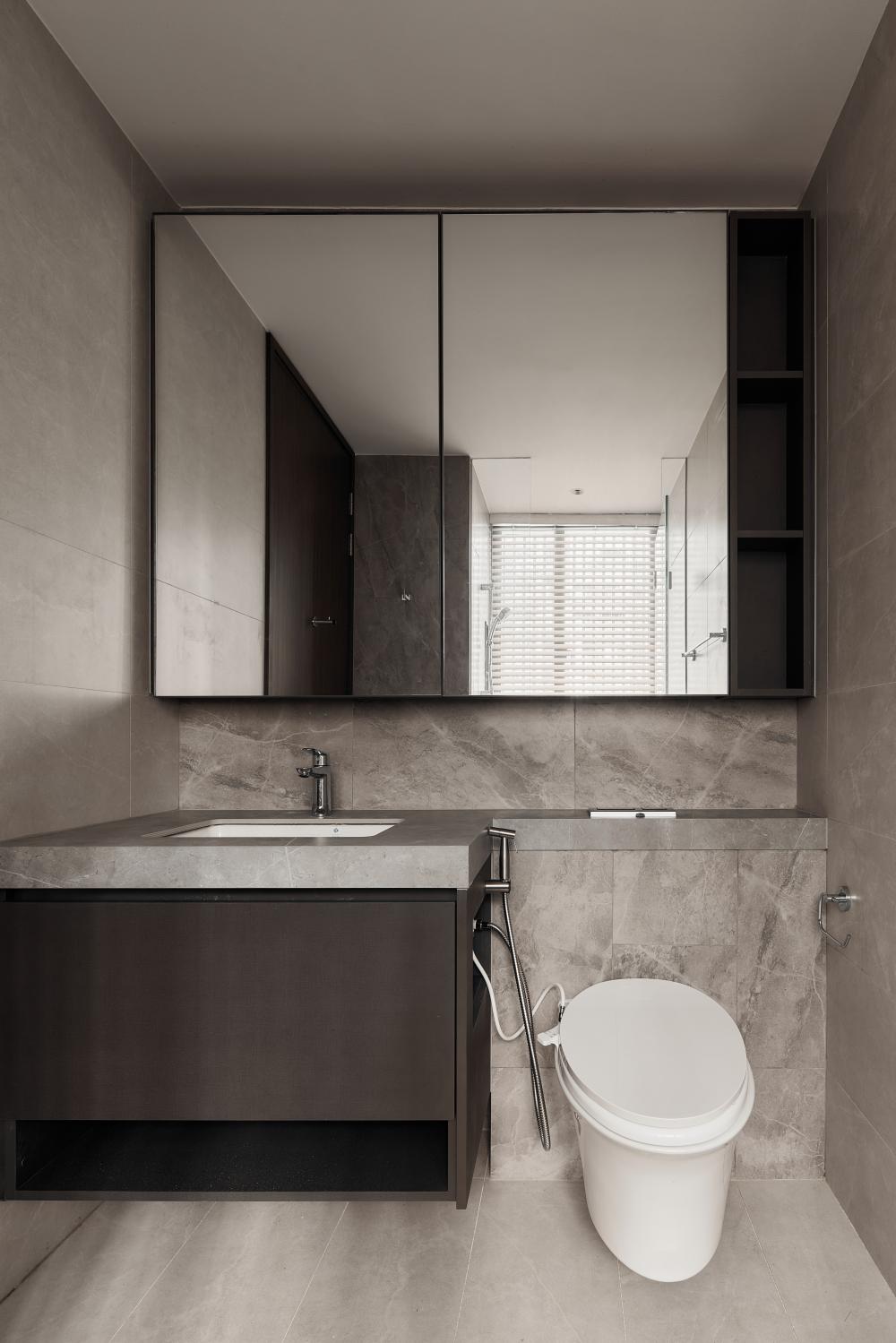 Modern Bathroom with Countertop and Mirror
