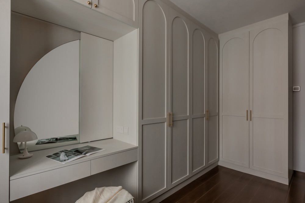Modern Walk-in Wardrobe with Mirror and Wardrobe