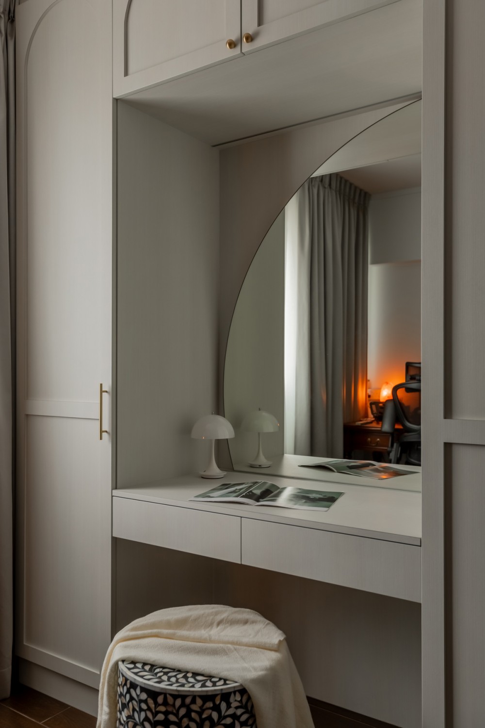 Modern Walk-in Wardrobe with Mirror and Wardrobe