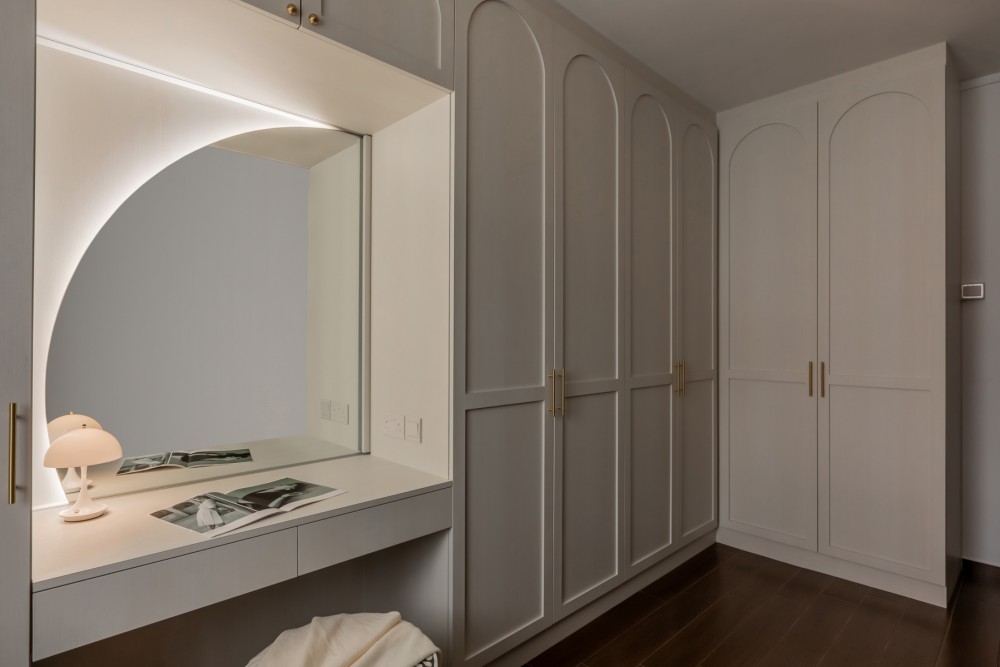 Modern Walk-in Wardrobe with Mirror and Wardrobe