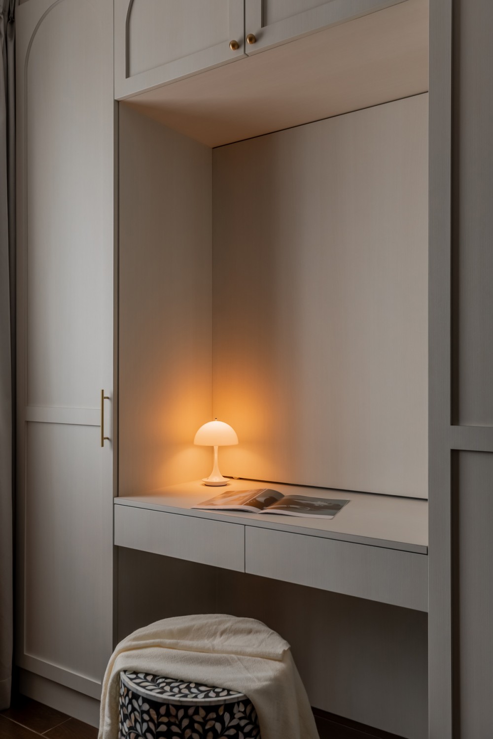 Modern Walk-in Wardrobe with Mirror and Wardrobe