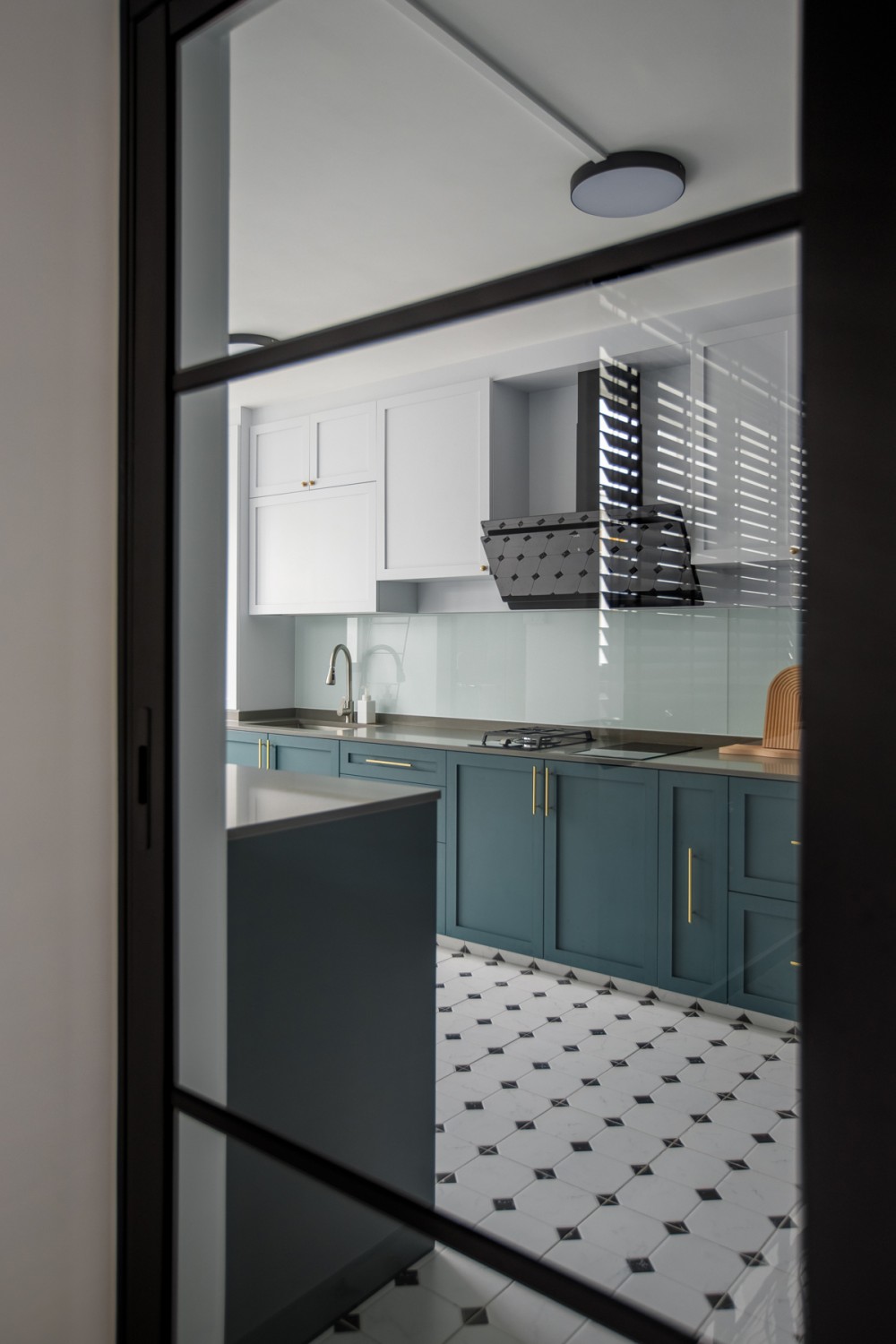 Modern Kitchen with Countertop and Homogeneous Tiles