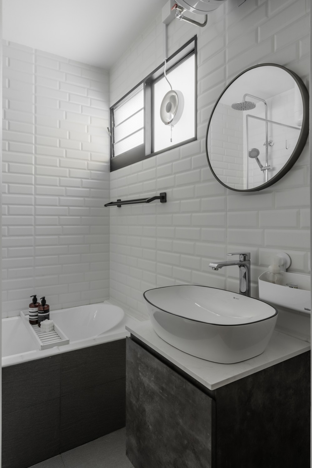 Modern Bathroom with Countertop and Bathtub