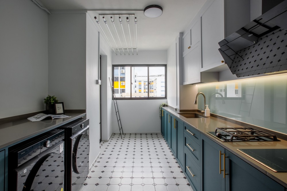 Modern Kitchen with Homogeneous Tiles and Kitchen Backsplash