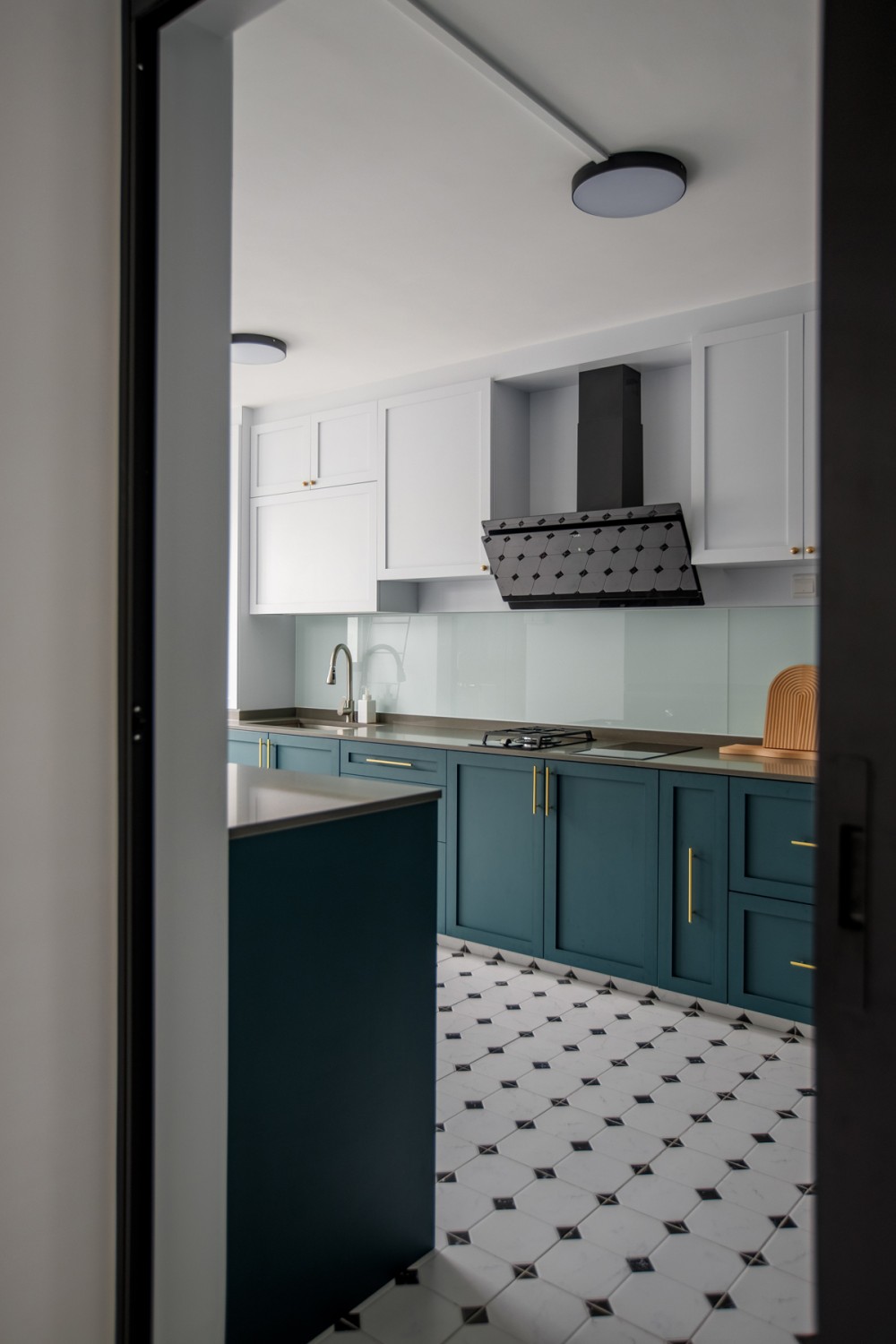 Modern Kitchen with Countertop and Homogeneous Tiles