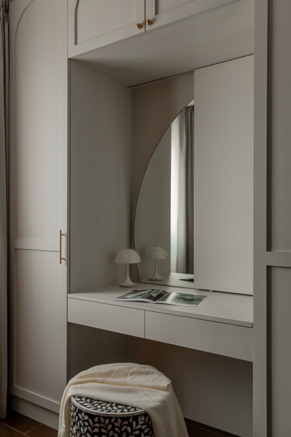 Modern Walk-in Wardrobe with Mirror and Wardrobe
