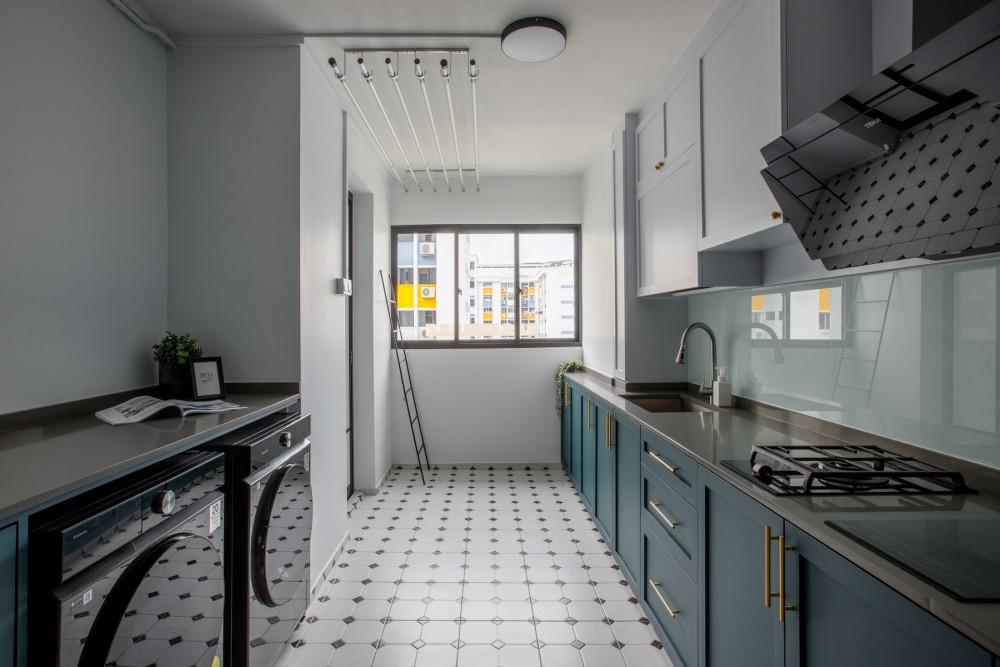 Modern Kitchen with Countertop and Homogeneous Tiles