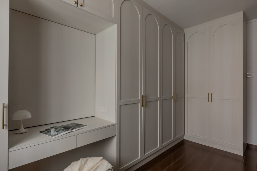Modern Walk-in Wardrobe with Mirror and Wardrobe