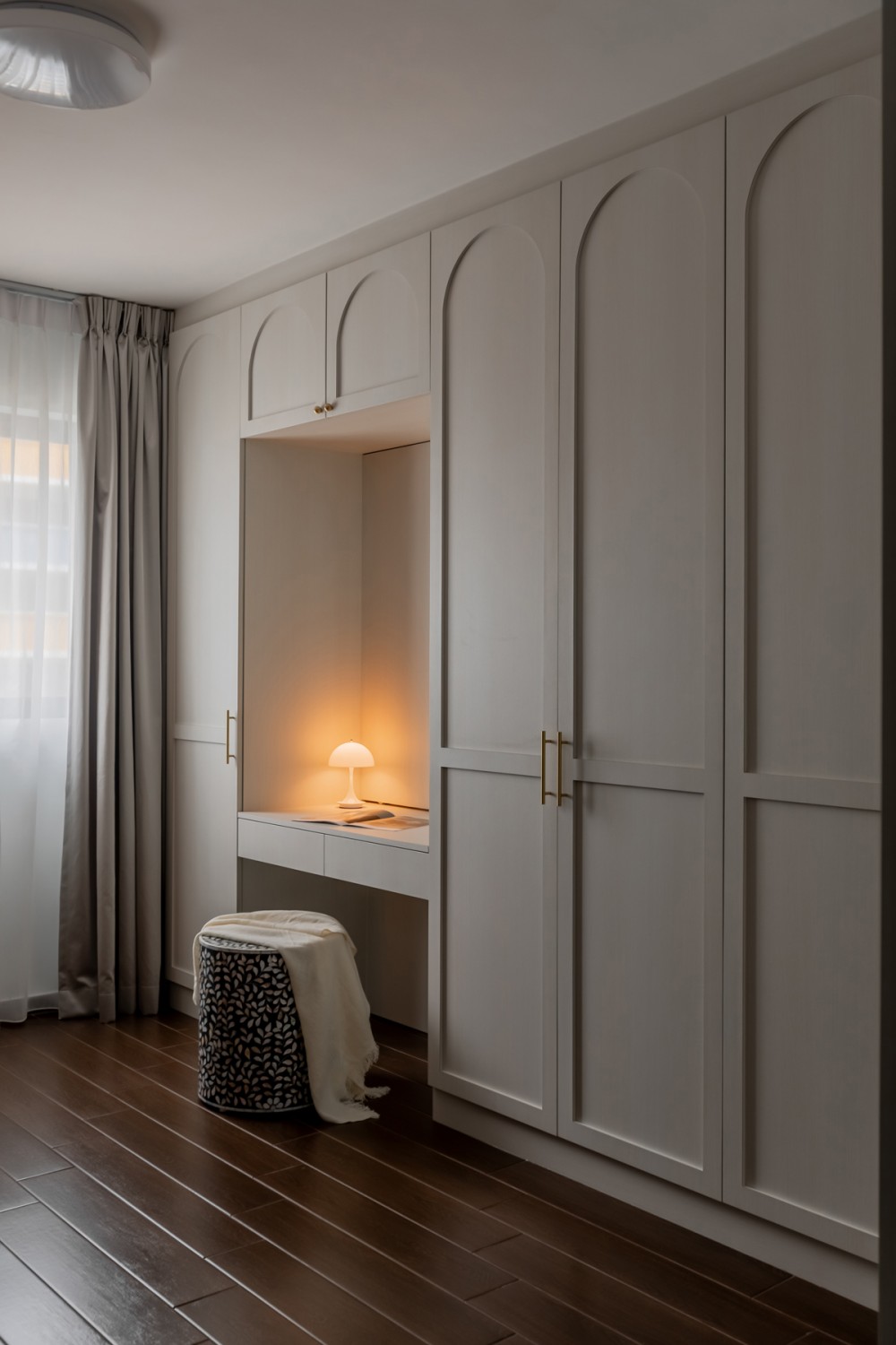 Modern Walk-in Wardrobe with Wardrobe and Vanity Counter