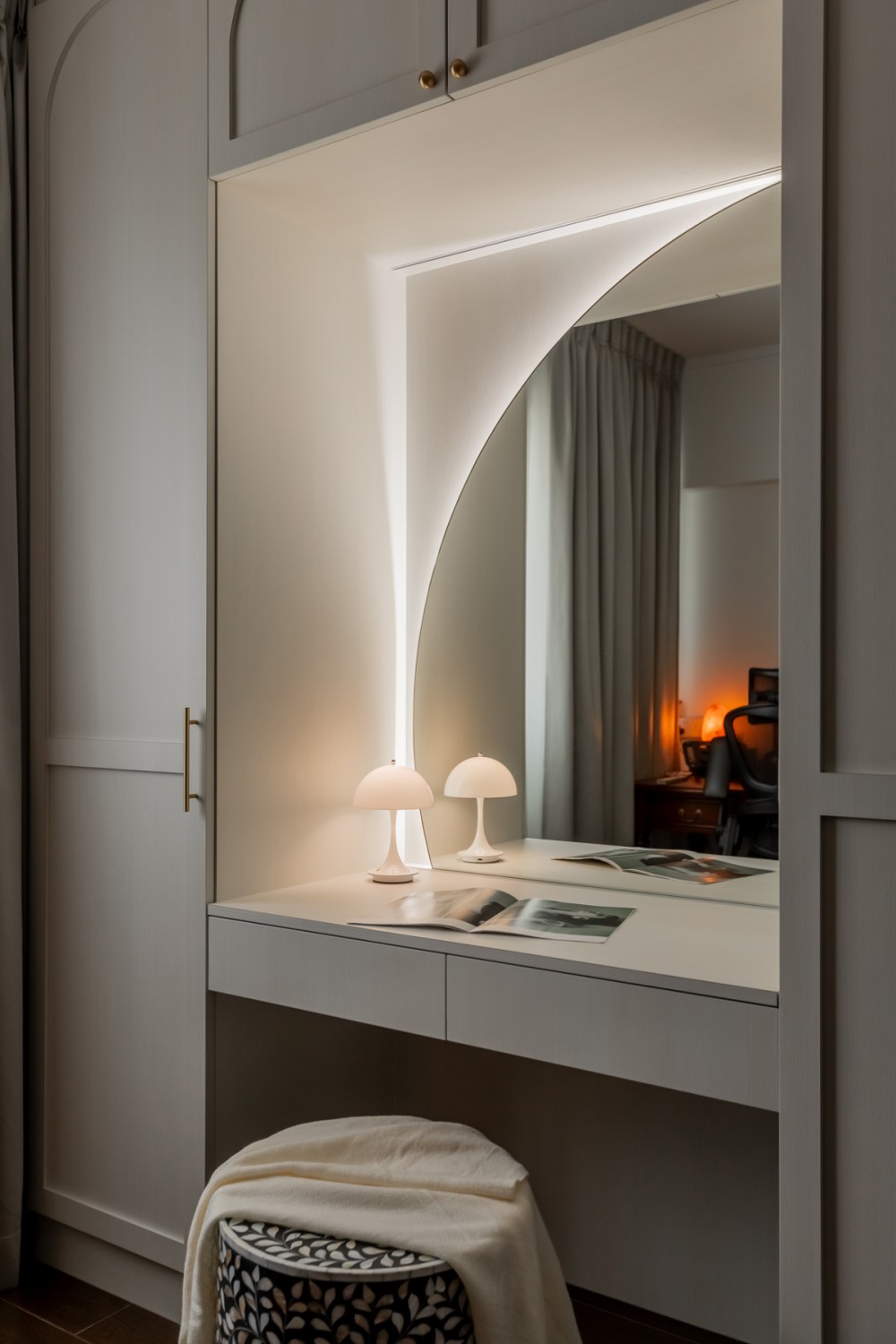 Modern Walk-in Wardrobe with Mirror and Wardrobe