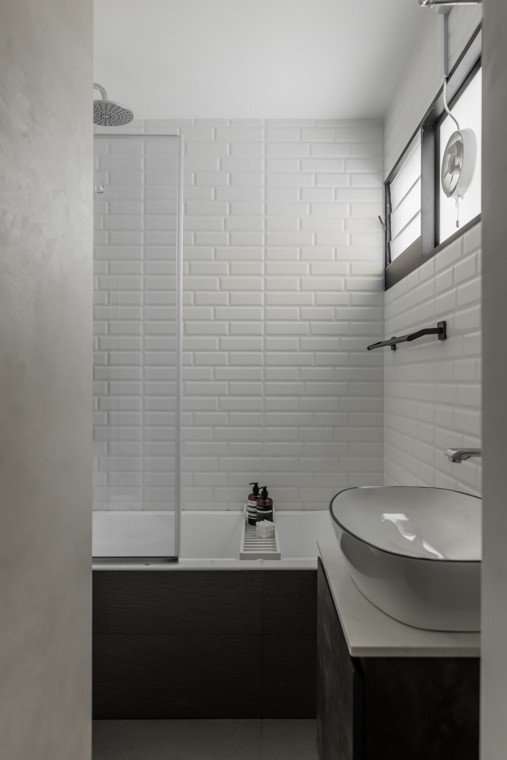 Modern Bathroom with Countertop and Bathtub