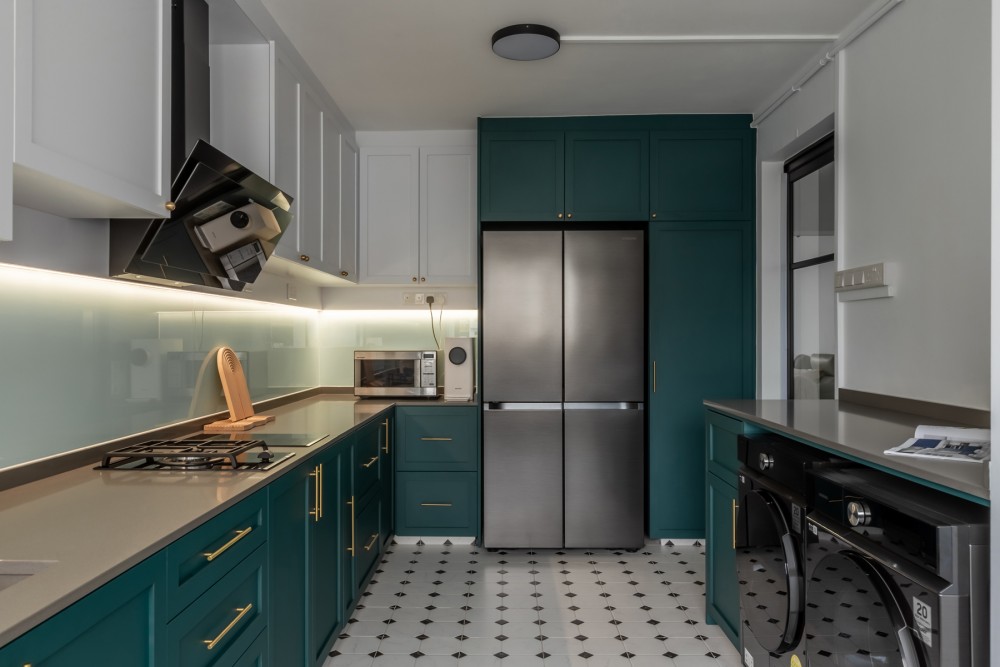 Modern Kitchen with Countertop and Homogeneous Tiles