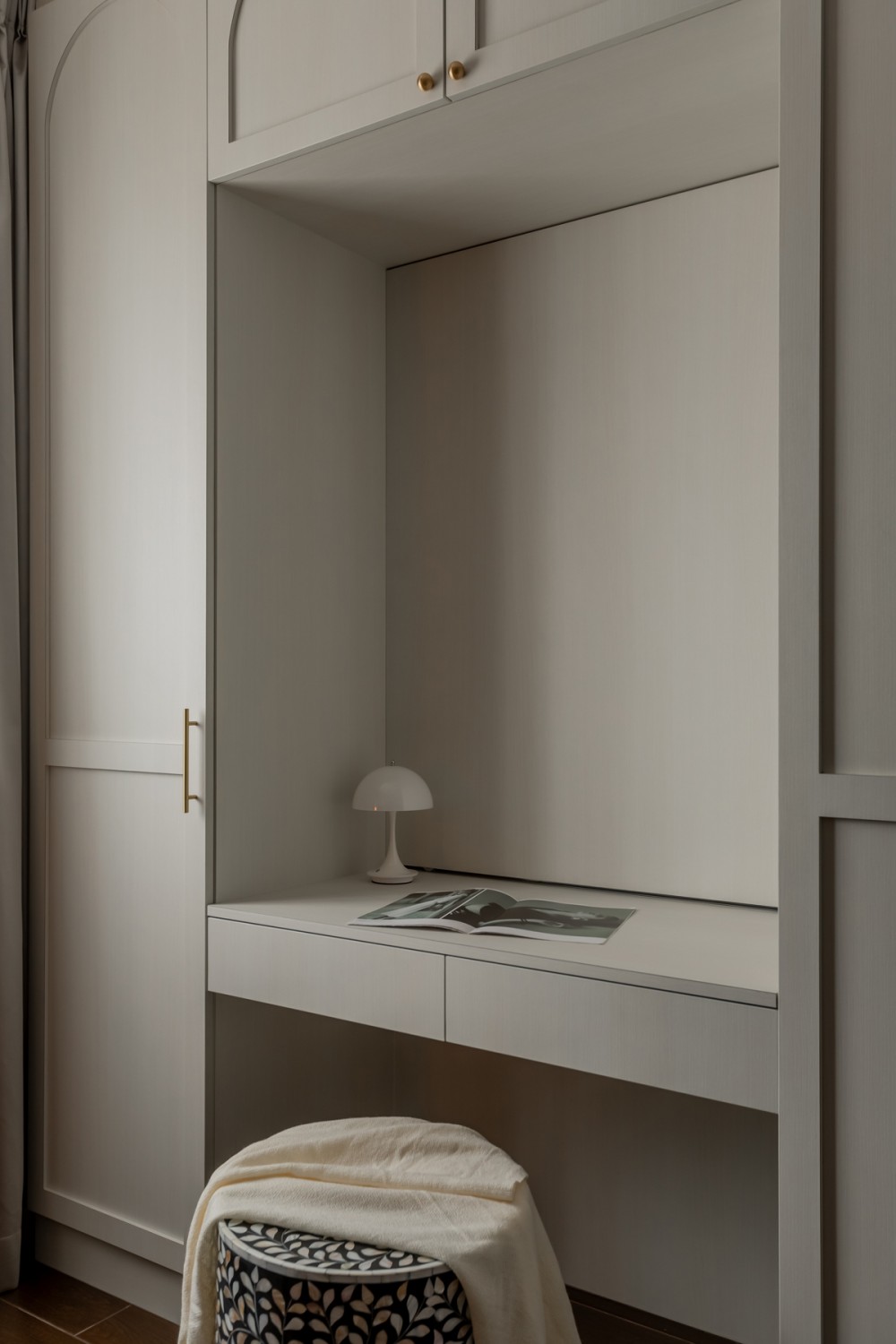 Modern Walk-in Wardrobe with Mirror and Wardrobe