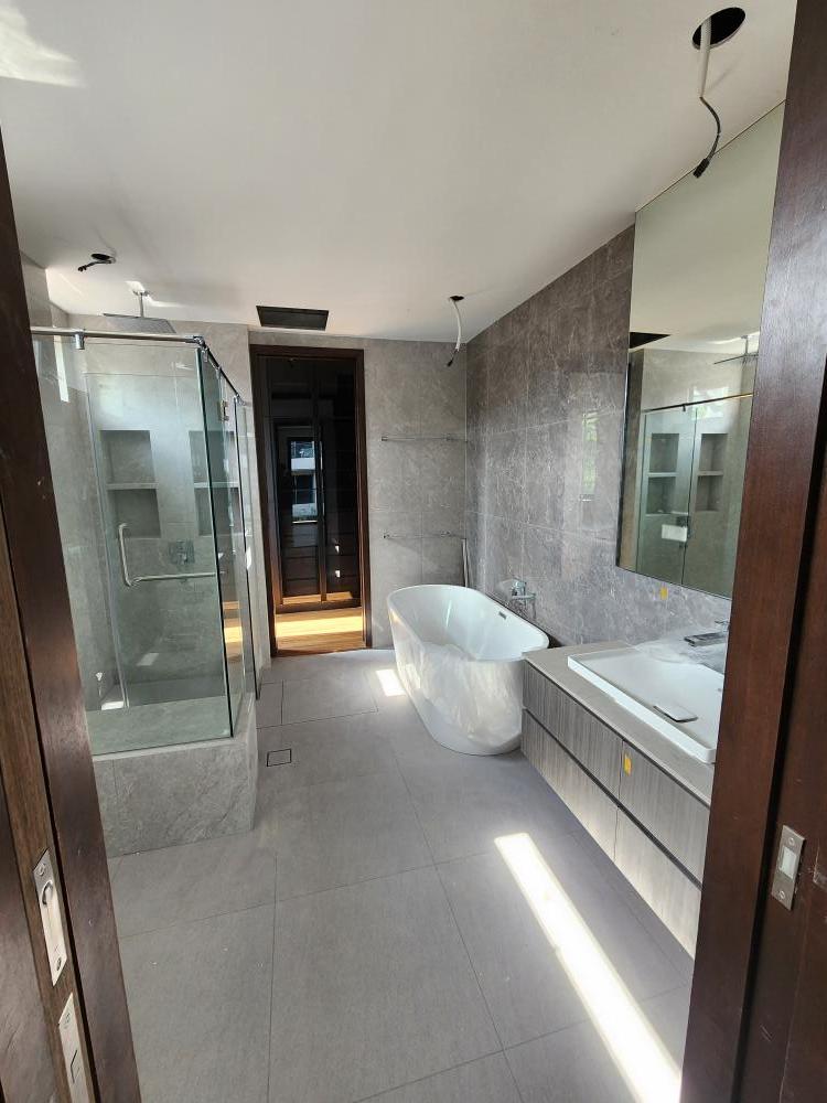 Modern Bathroom with Countertop and Homogeneous Tiles