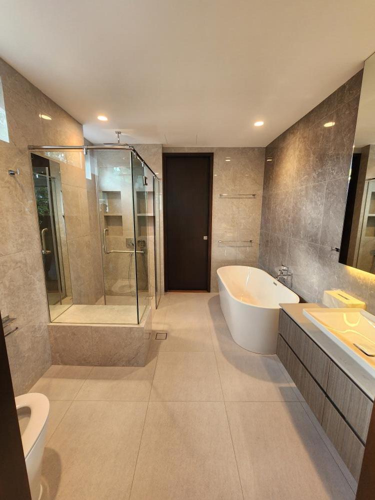 Modern Bathroom with Homogeneous Tiles and Shower Screen
