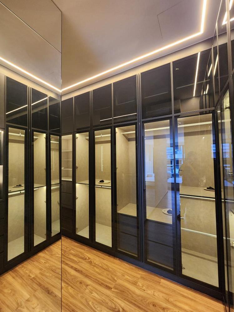 Modern Walk-in Wardrobe with Mirror and Wardrobe