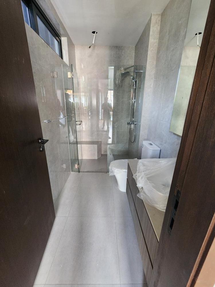 Modern Bathroom with Countertop and Homogeneous Tiles