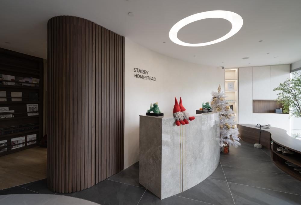 Modern Office with Bookshelf and Desk
