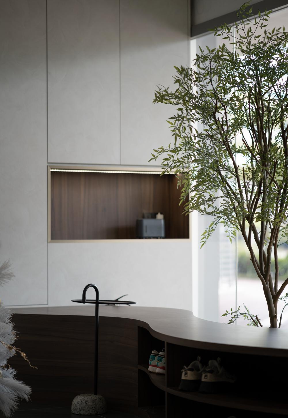 Modern Office with Bookshelf and Desk