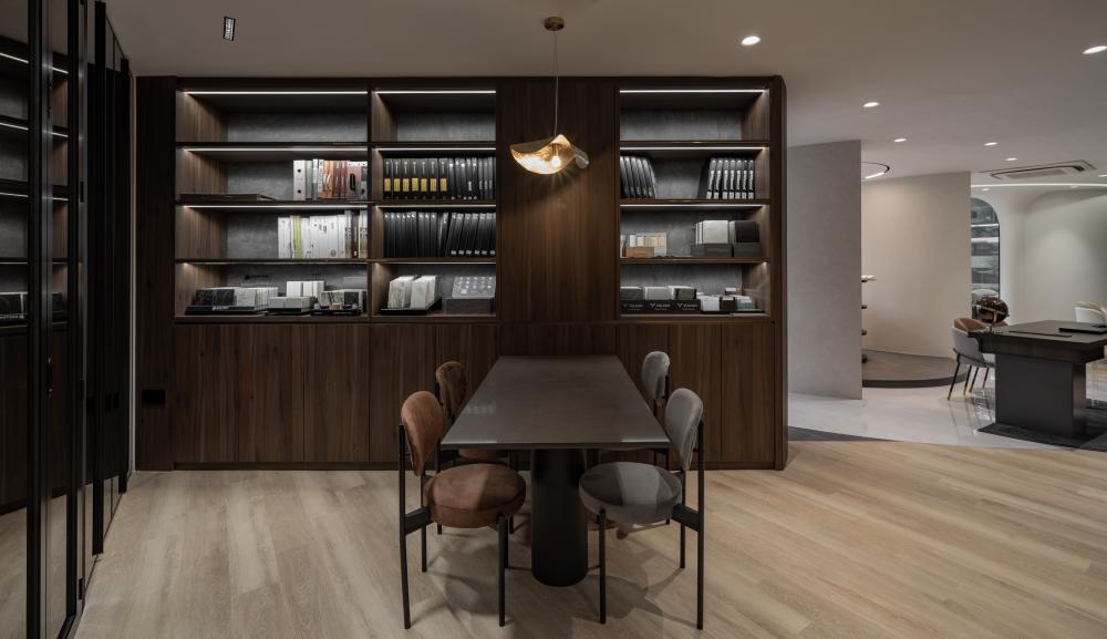 Modern Office with Bookshelf and Desk