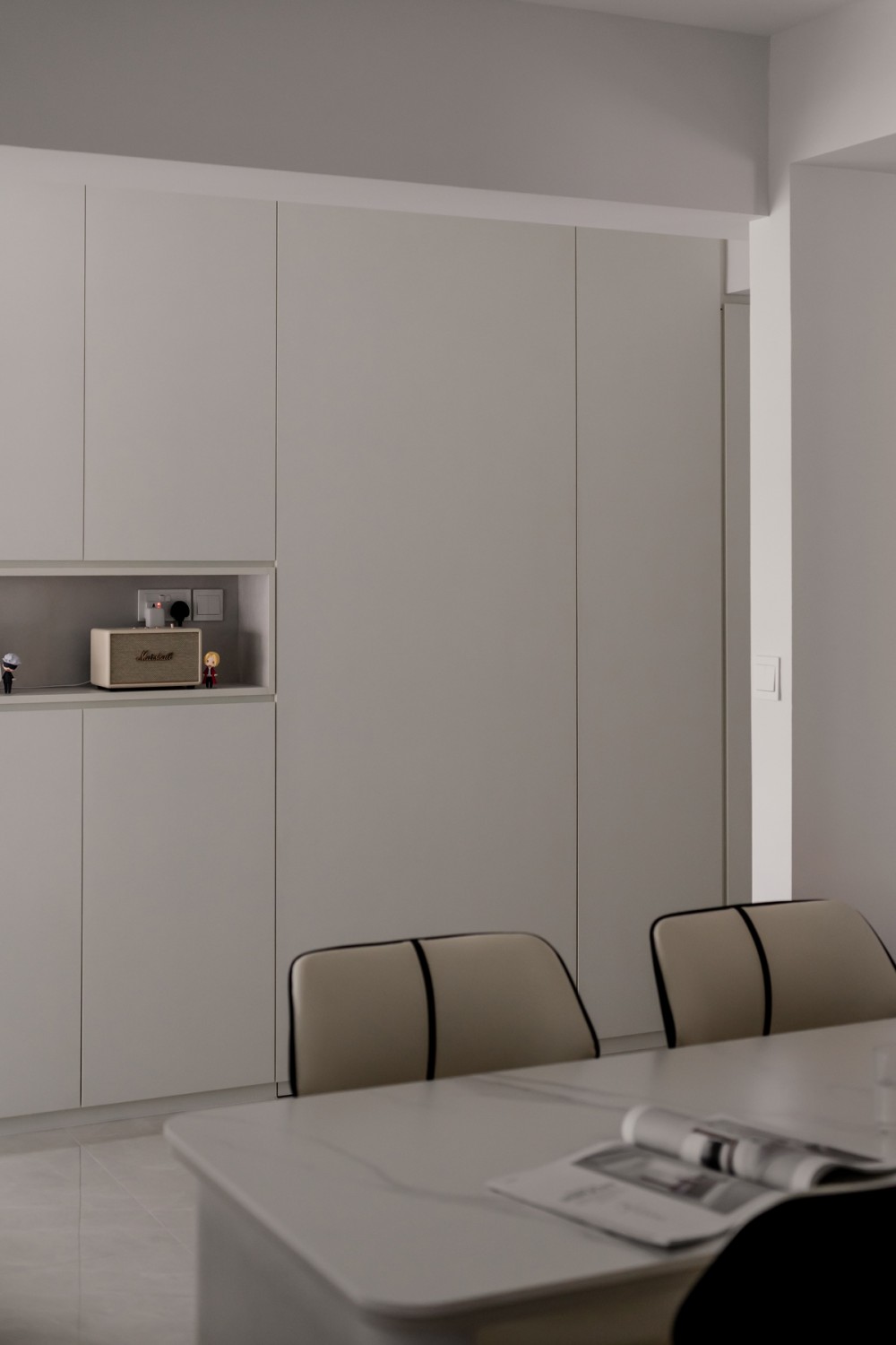 Minimalist Dining Room with Kitchen Island and Dining Chairs