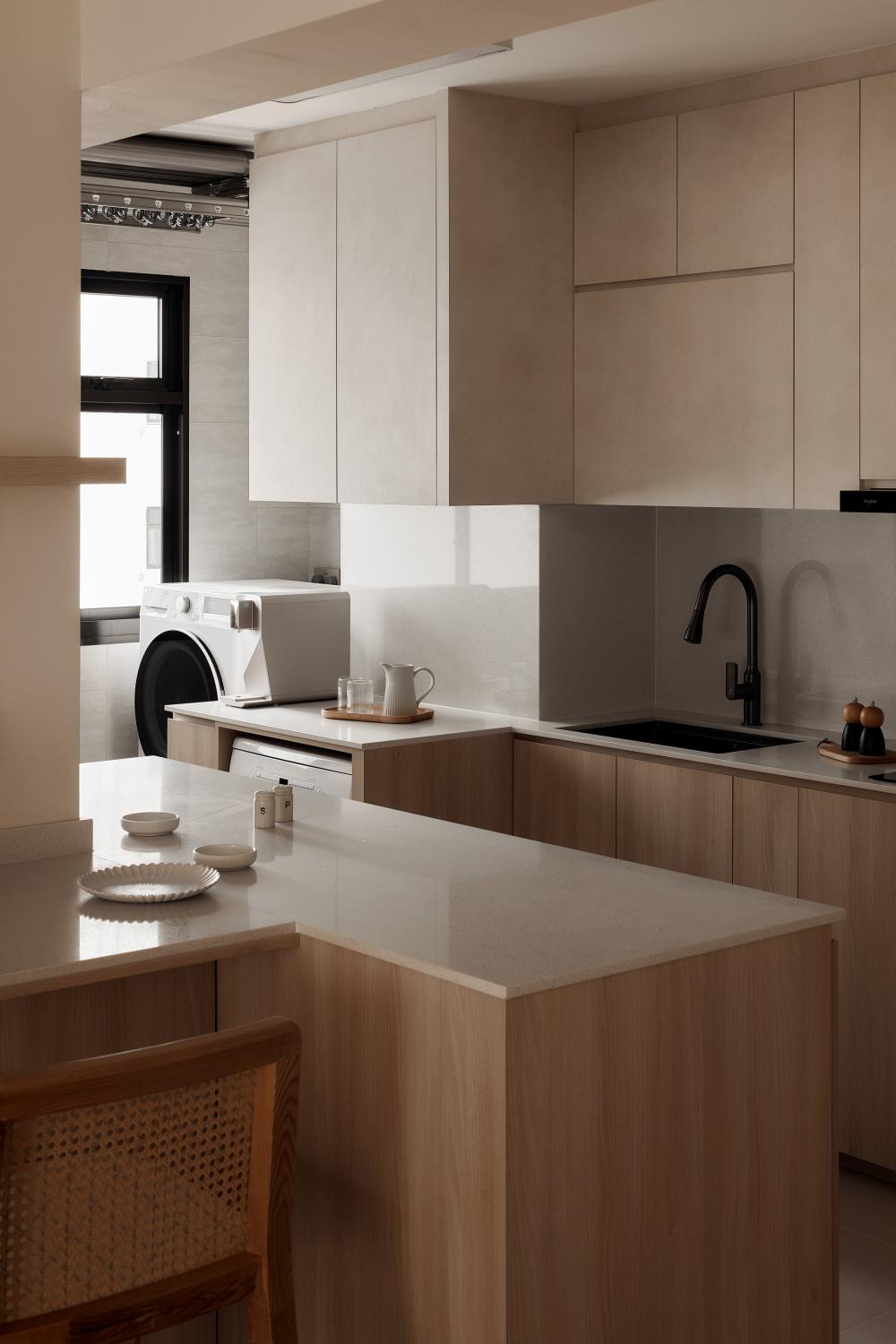 Scandinavian Kitchen with Countertop and Open Kitchen