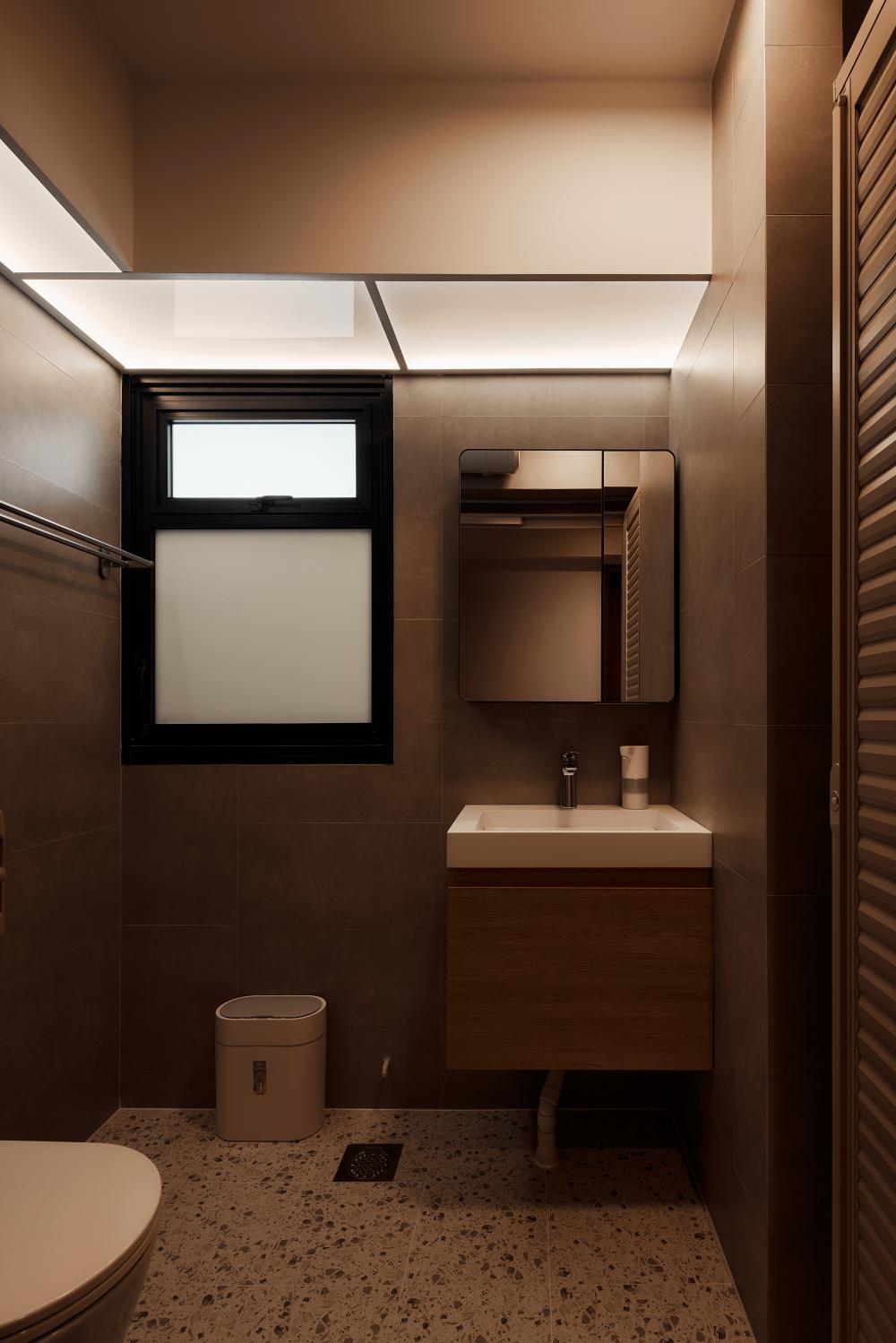 Scandinavian Bathroom with Mirror and Bathroom Sinks