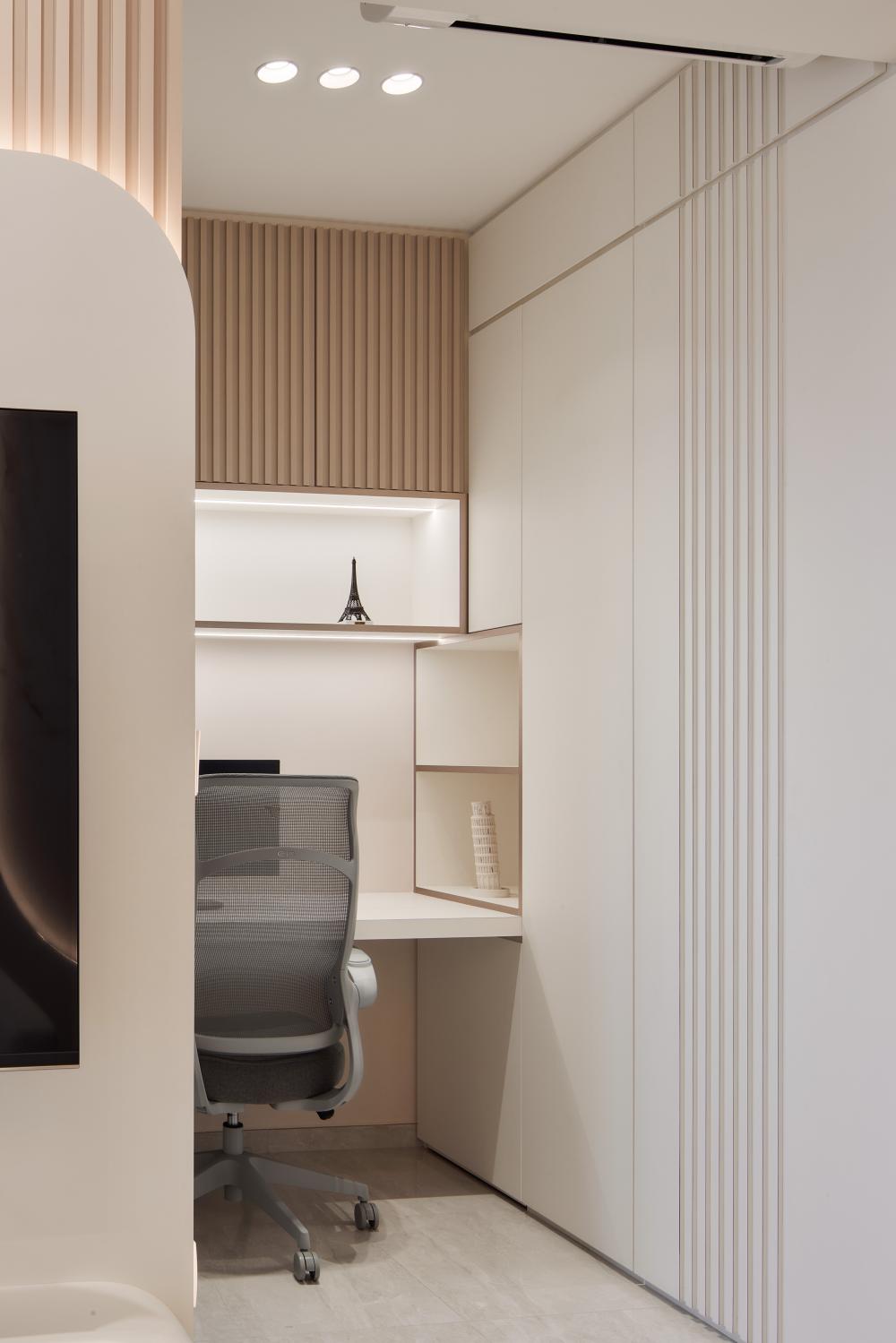 Modern Office with Bookshelf and Desk
