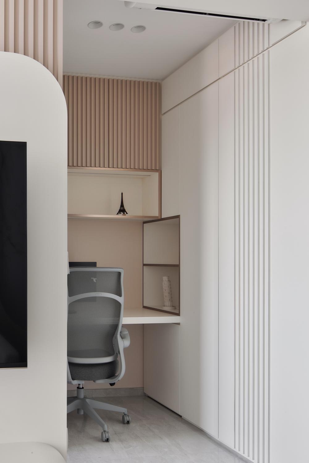 Modern Office with Bookshelf and Desk
