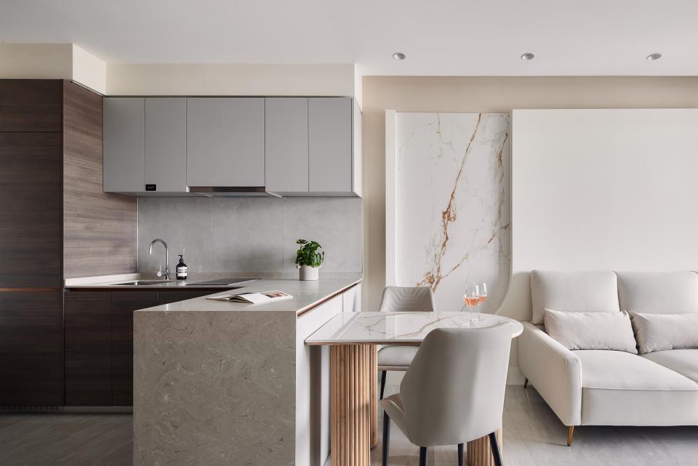 Modern Living Room with Marble Floor and Open Kitchen